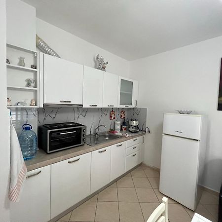 Vivi La Tua Vacanza Con L'Appartamento 1 Di Ervin! Enjoy Your Holiday With Ervin'S Apartment 1! Vlorë Eksteriør billede