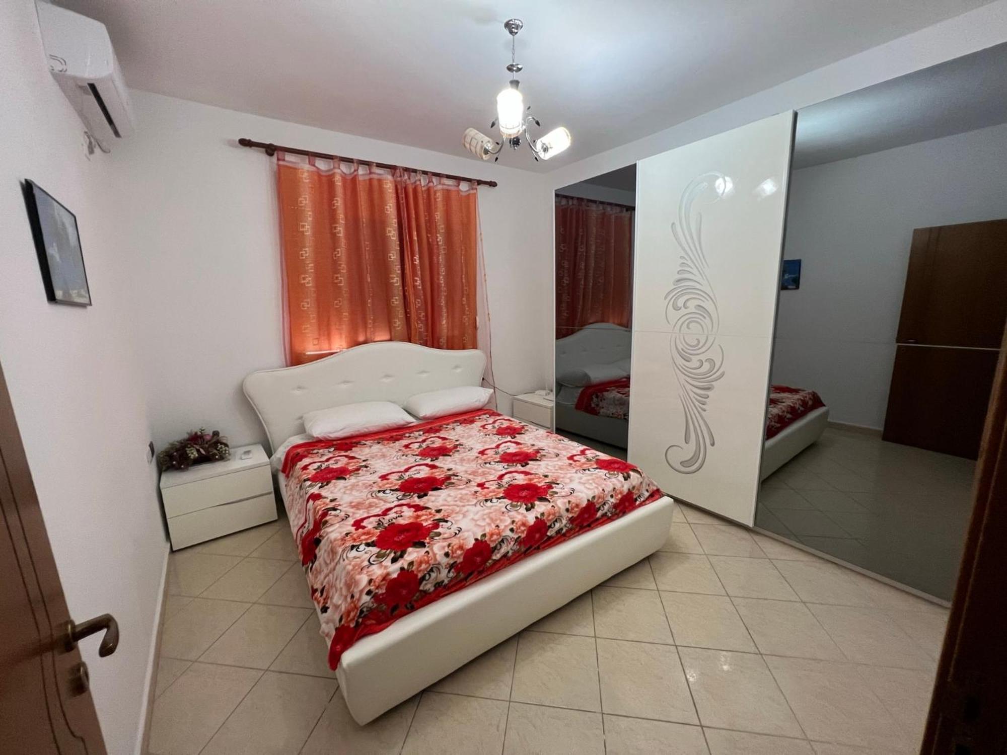 Vivi La Tua Vacanza Con L'Appartamento 1 Di Ervin! Enjoy Your Holiday With Ervin'S Apartment 1! Vlorë Eksteriør billede